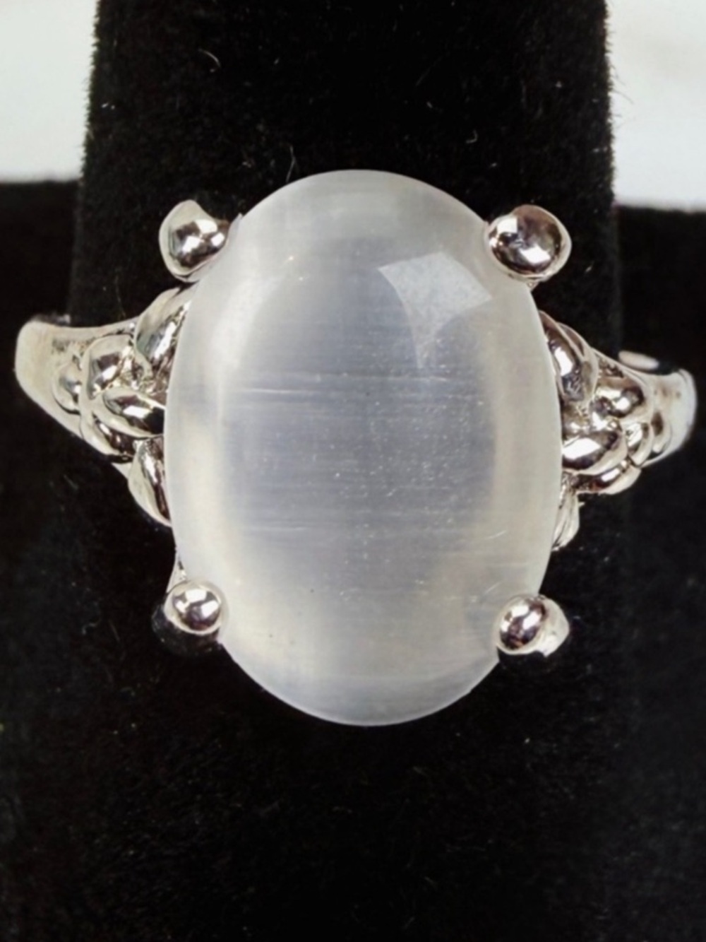 Pretty Silvertone size 7 1/2 costume ring
